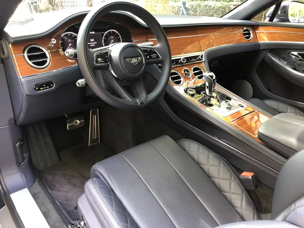 Bentley Continental GTC 2021 — фото 10