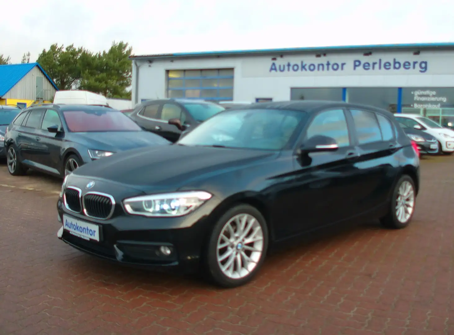 BMW 118 1 Limousine Advantage.LED.AHK Schwarz - 1