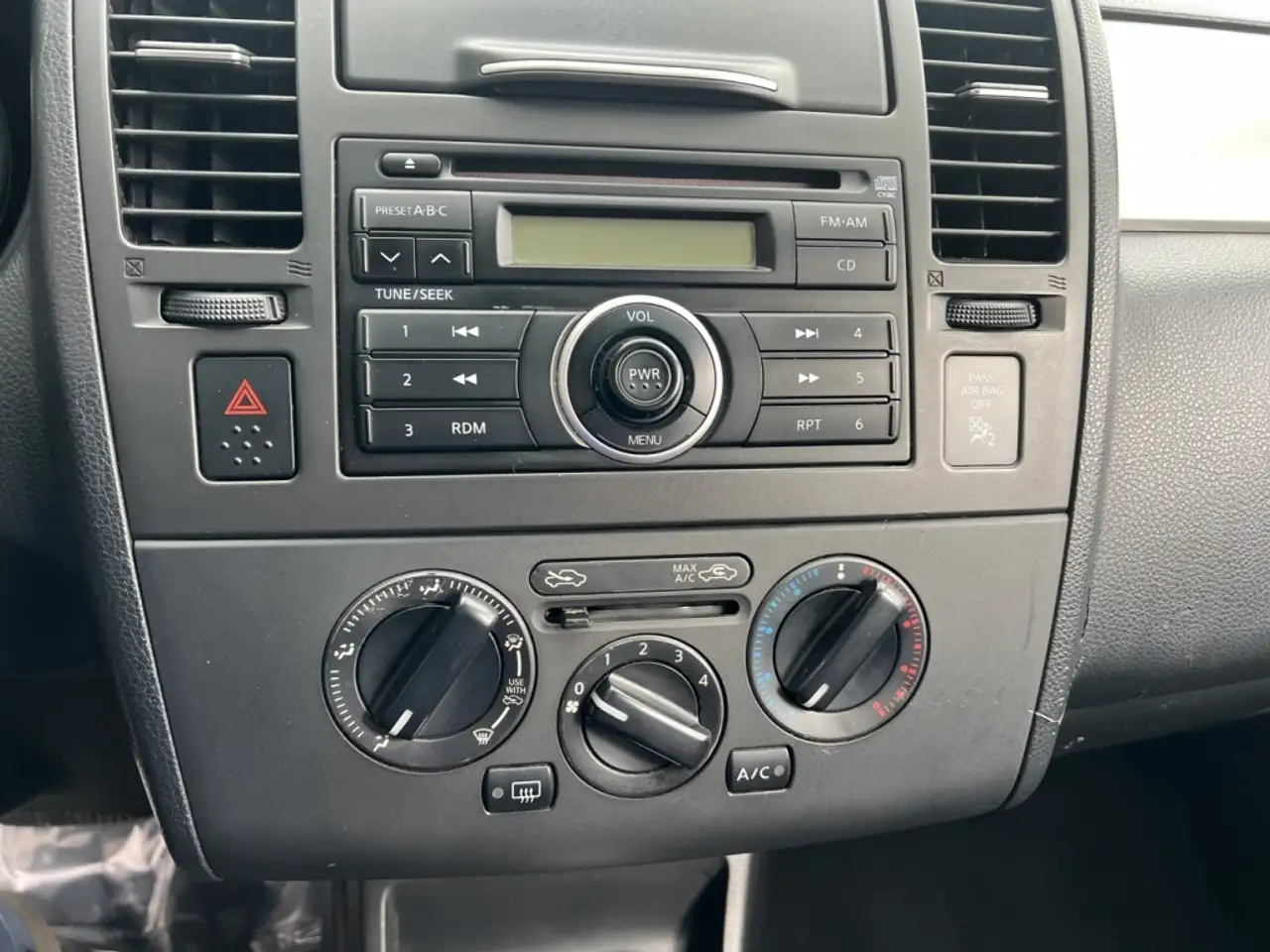 Nissan Versa photo Nissan Versa