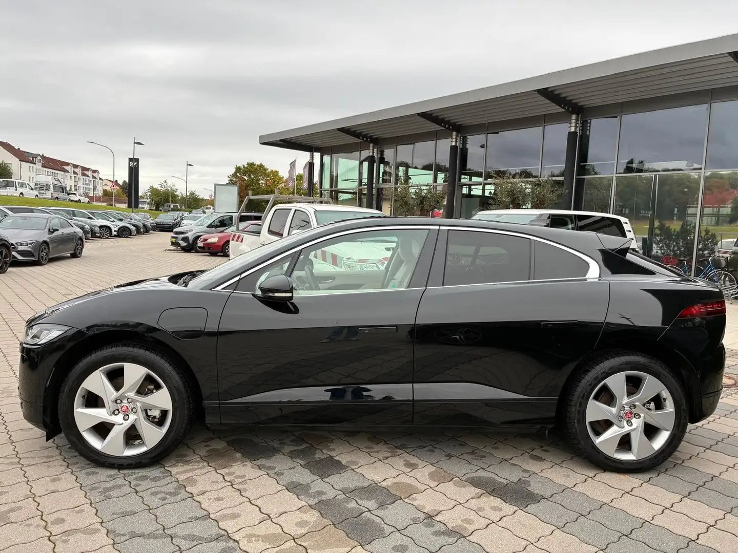 Jaguar I-Pace I-PACE SE EV400 AWD LED+NAVI+LEDER+ACC Schwarz - 2