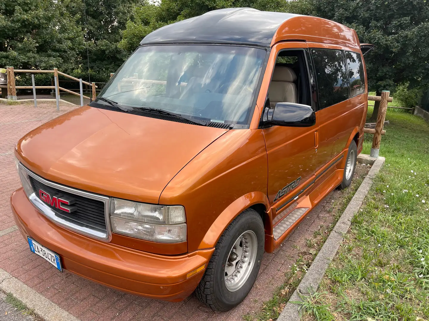 Chevrolet Astro Van (GMC) Orange - 1