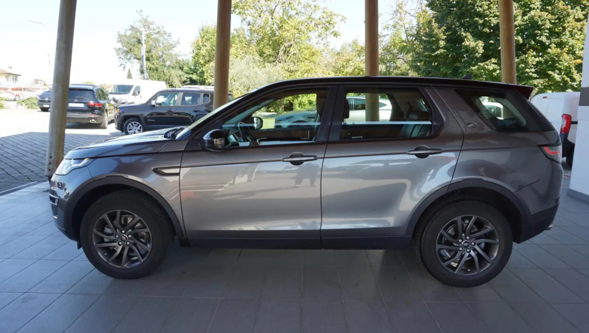 Land Rover Discovery Sport 2.0 TD4 150 CV Auto Business Edition Grijs - 2