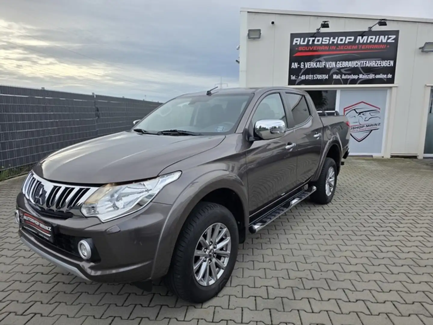 Mitsubishi L200 4x4 Plus Double Cab **Top-Zustand** Braun - 1