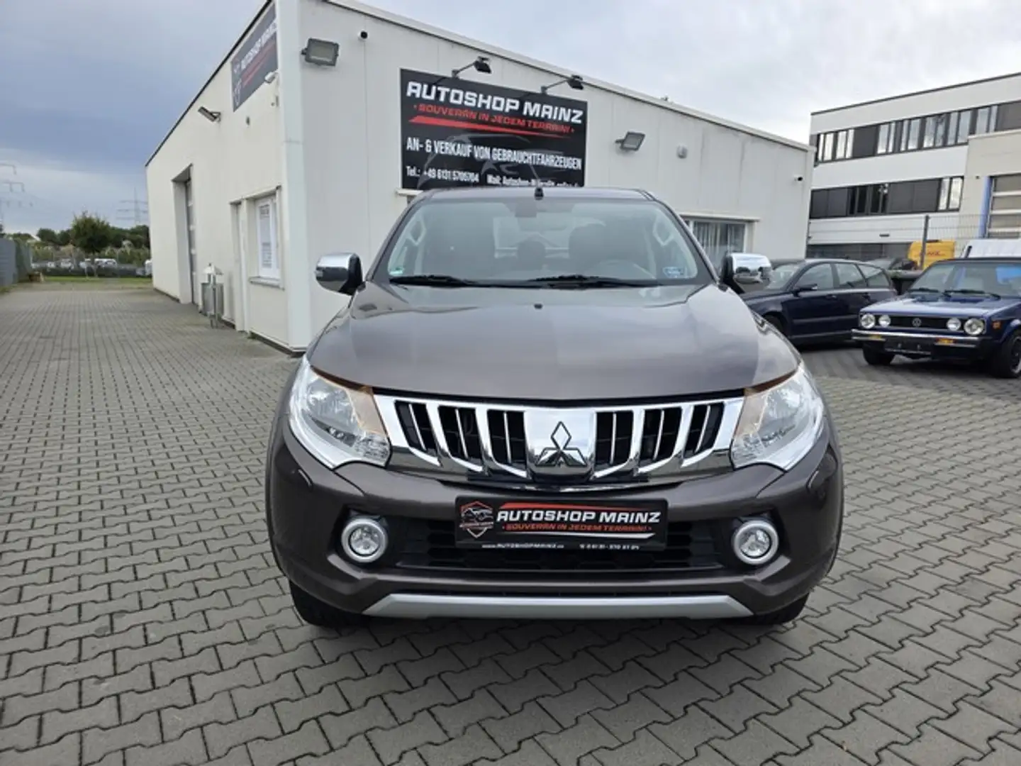 Mitsubishi L200 4x4 Plus Double Cab **Top-Zustand** Braun - 2
