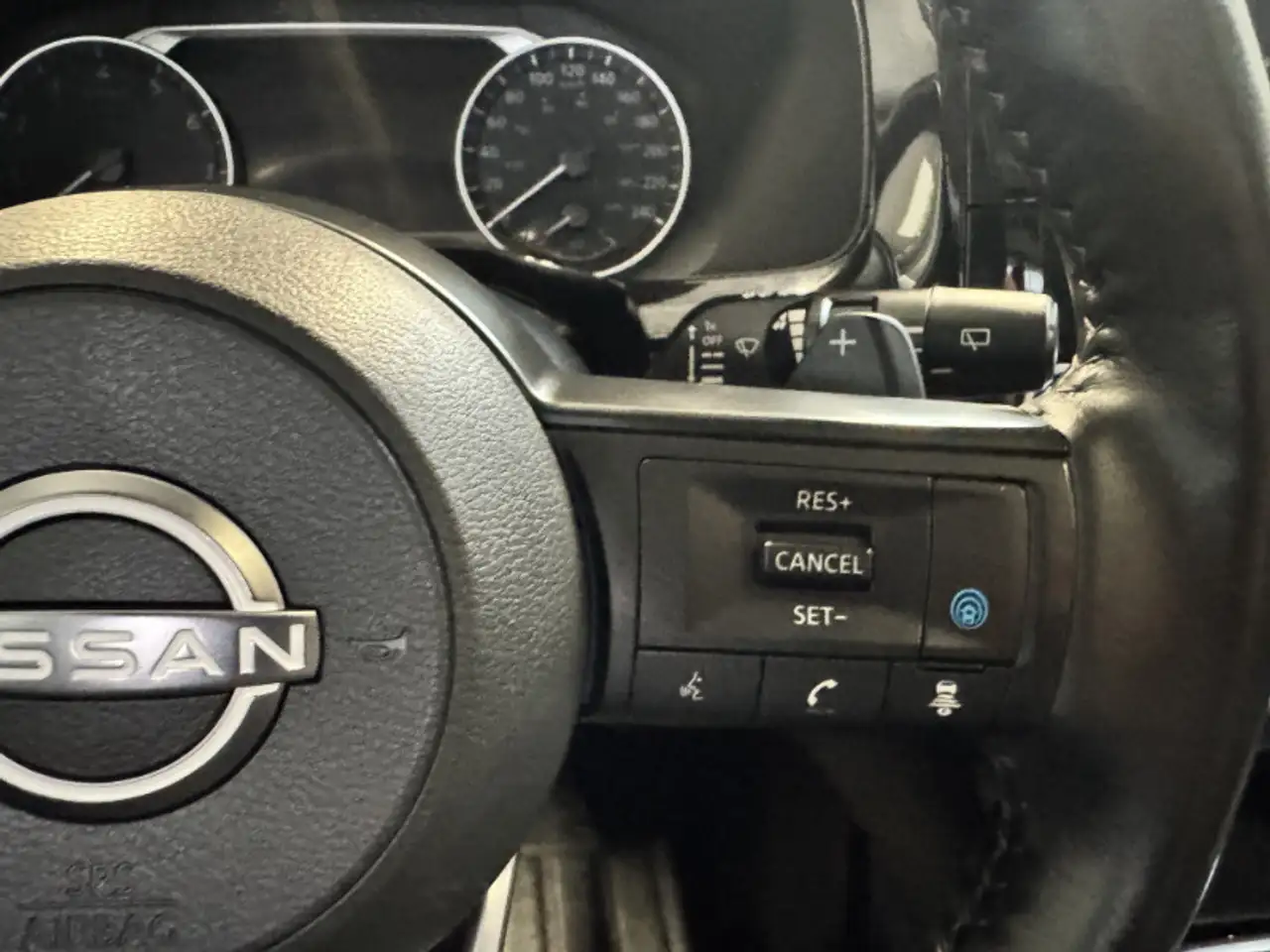 Nissan Pathfinder снимка Nissan Pathfinder