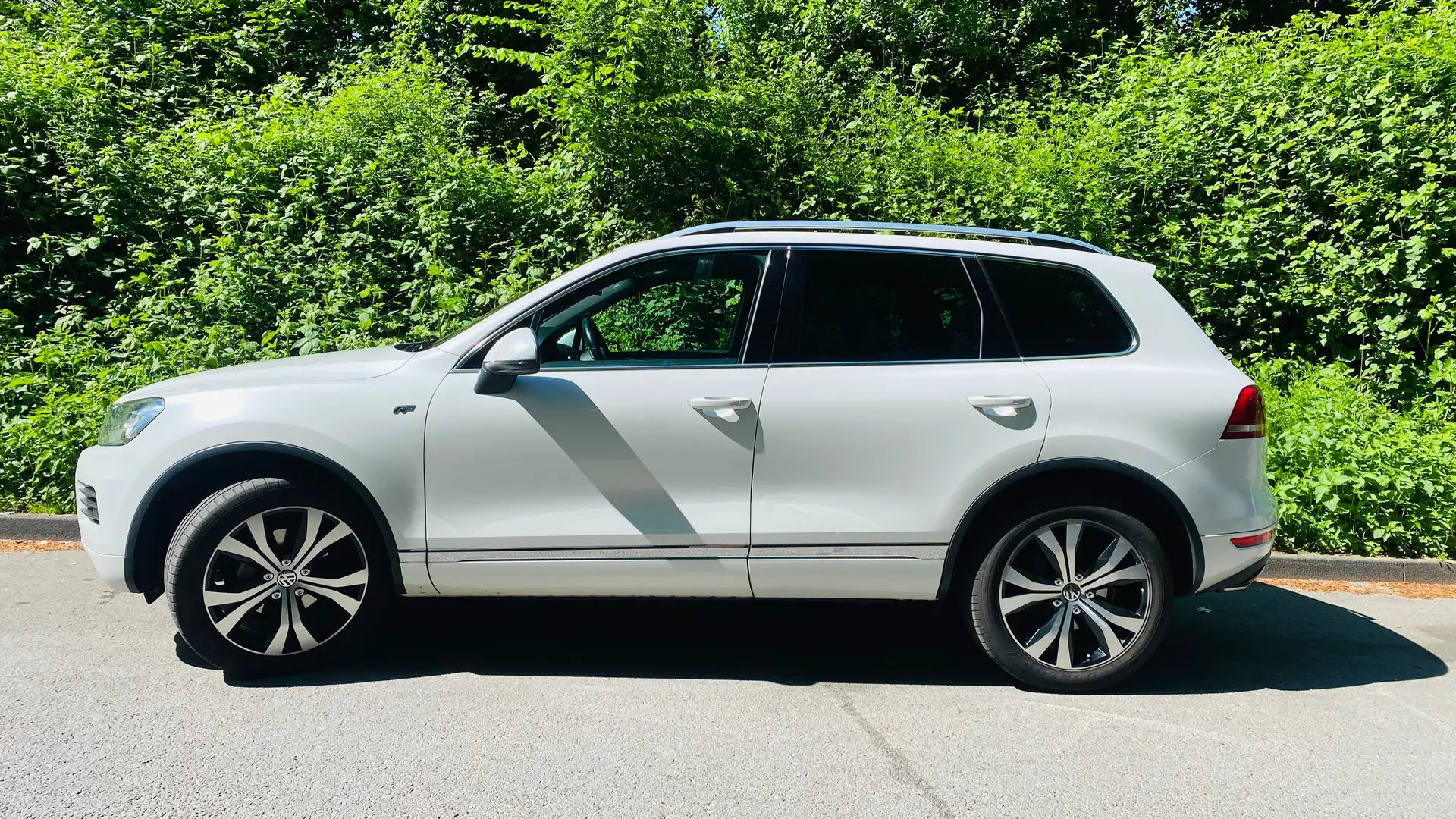 Volkswagen Touareg Touareg 3,0 R-Line AHK Luft Stdhzg Pano 360 Grad Weiß - 1