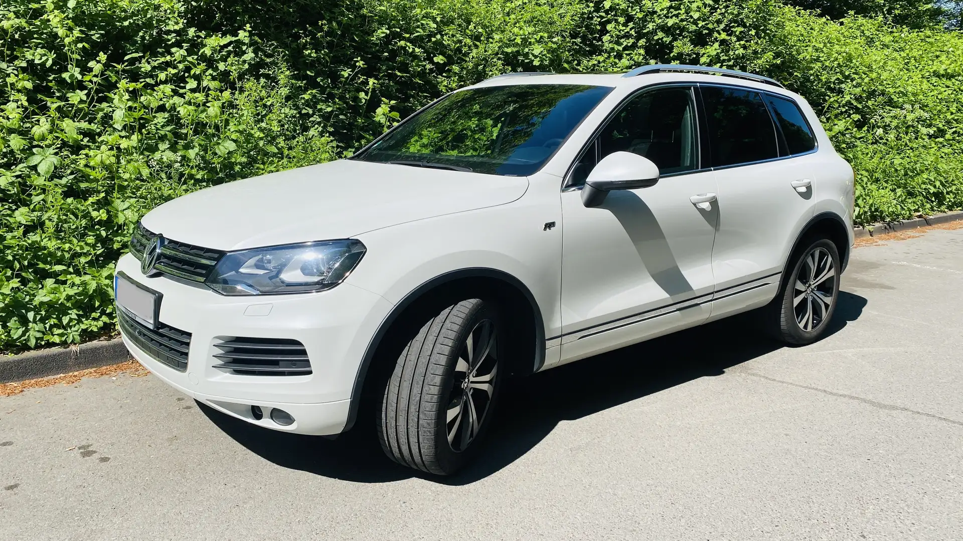 Volkswagen Touareg Touareg 3,0 R-Line AHK Luft Stdhzg Pano 360 Grad Weiß - 2