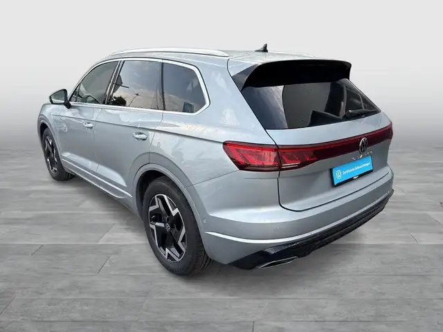 Volkswagen Touareg view 5