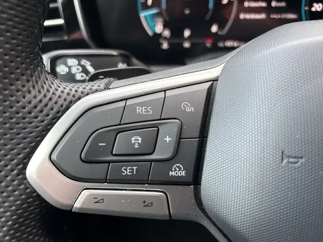 Volkswagen Touareg view 18