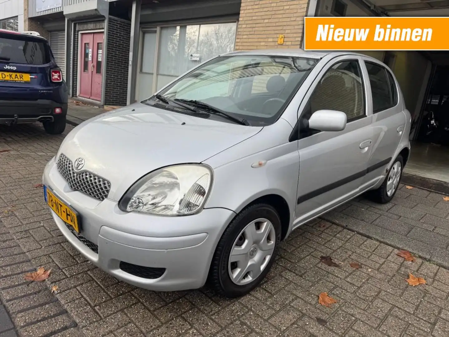 Toyota Yaris 1.3 VVT-i Sol 5DRS FACELIFT AIRCO NAP HANDEL PRIJS Gris - 1