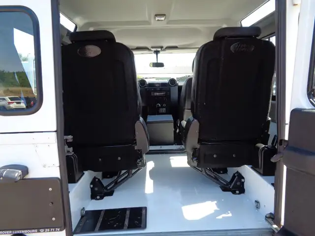 Land Rover Defender view 9