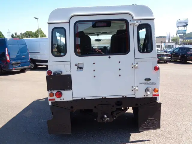 Land Rover Defender view 5
