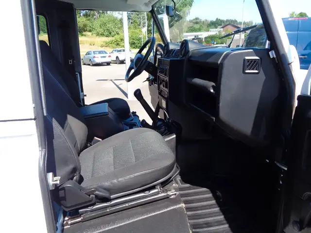 Land Rover Defender view 10