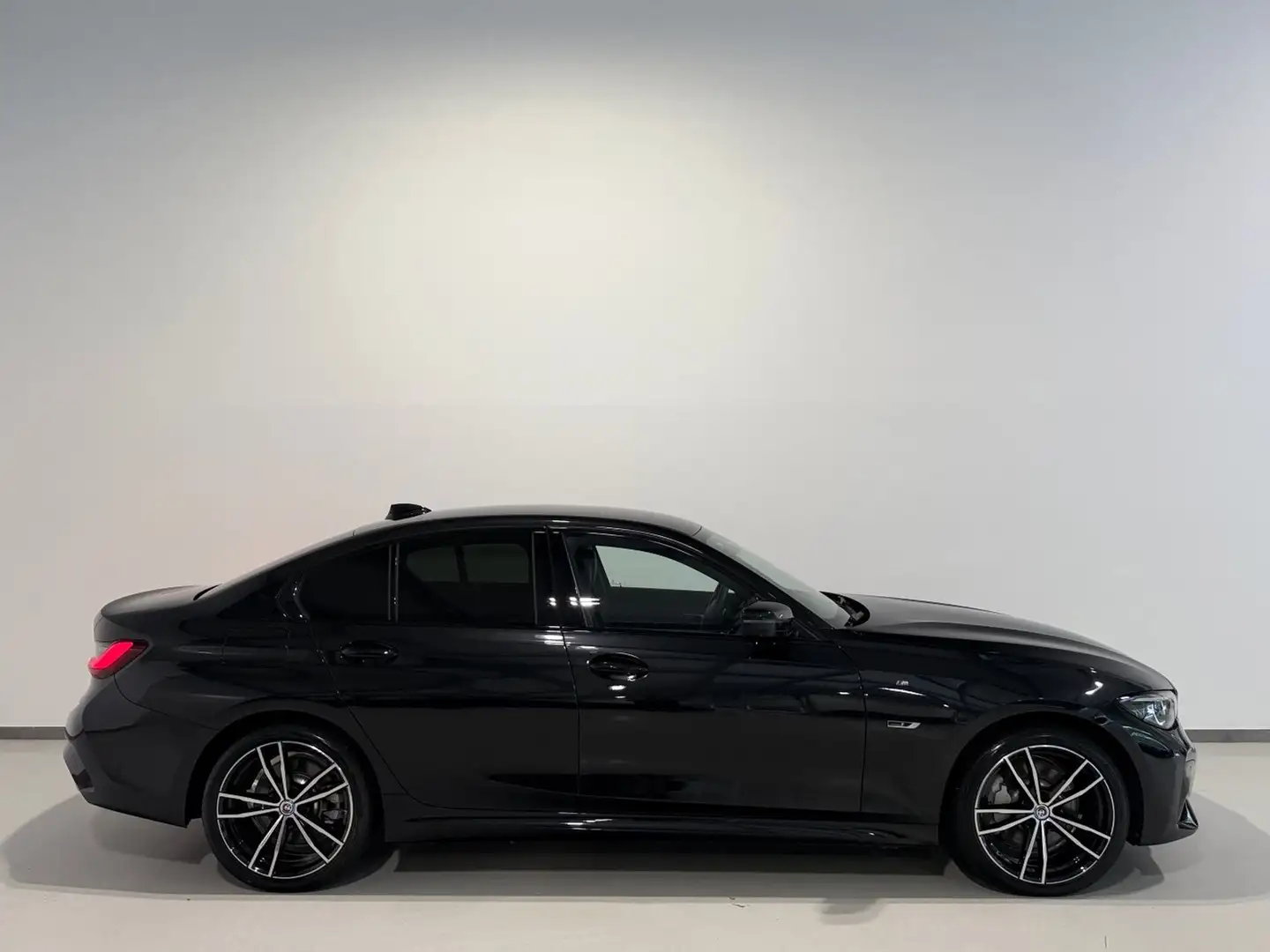 BMW 330 e xDrive G20/M-Sport/HEAD-UP/Harman/360*Grad/Laser Schwarz - 2