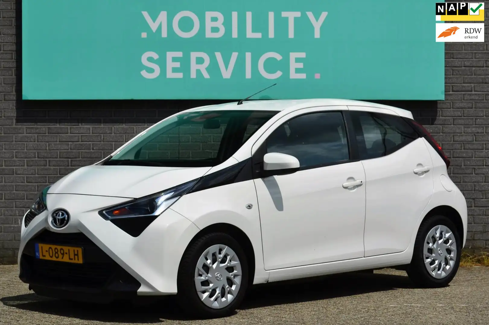 Toyota Aygo 1.0 VVT-i x-play AC Carplay Camera Cruise NAP Blanco - 1