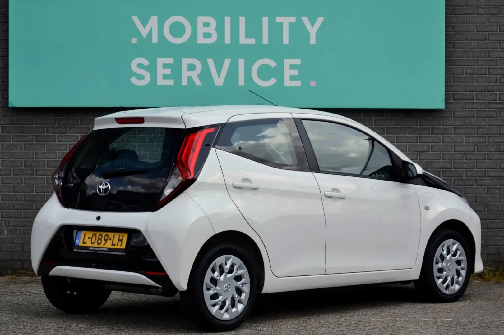 Toyota Aygo 1.0 VVT-i x-play AC Carplay Camera Cruise NAP Blanco - 2