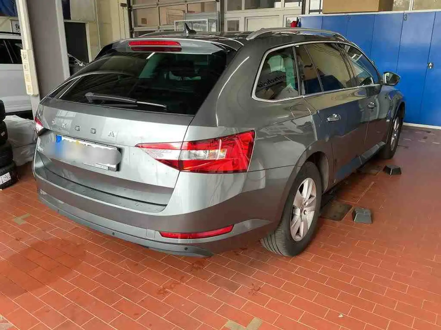 Skoda Superb Combi 2.0 TDI Ambition STHZ nur Händler Grau - 2