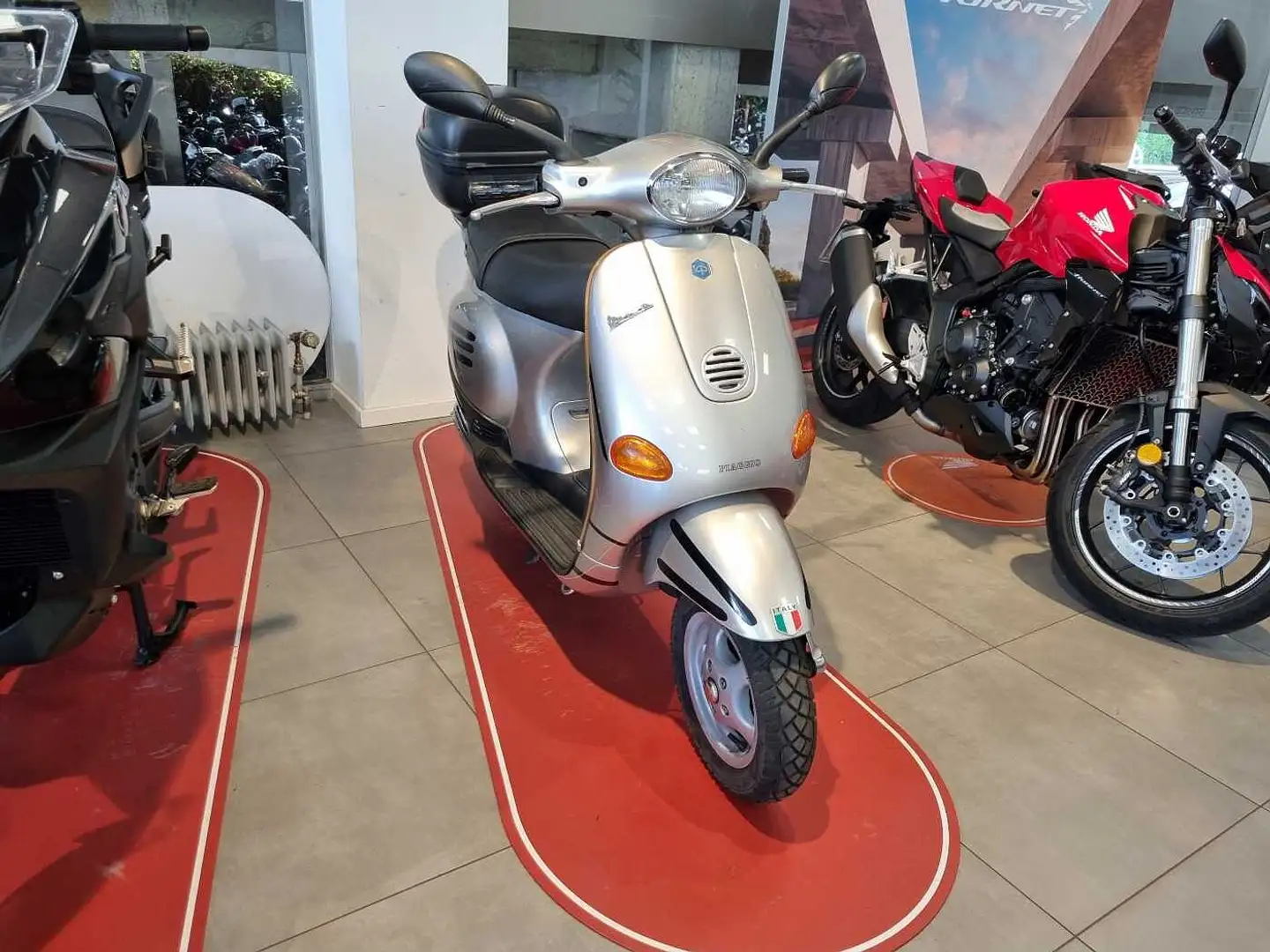 Piaggio Vespa C16 Plateado - 1
