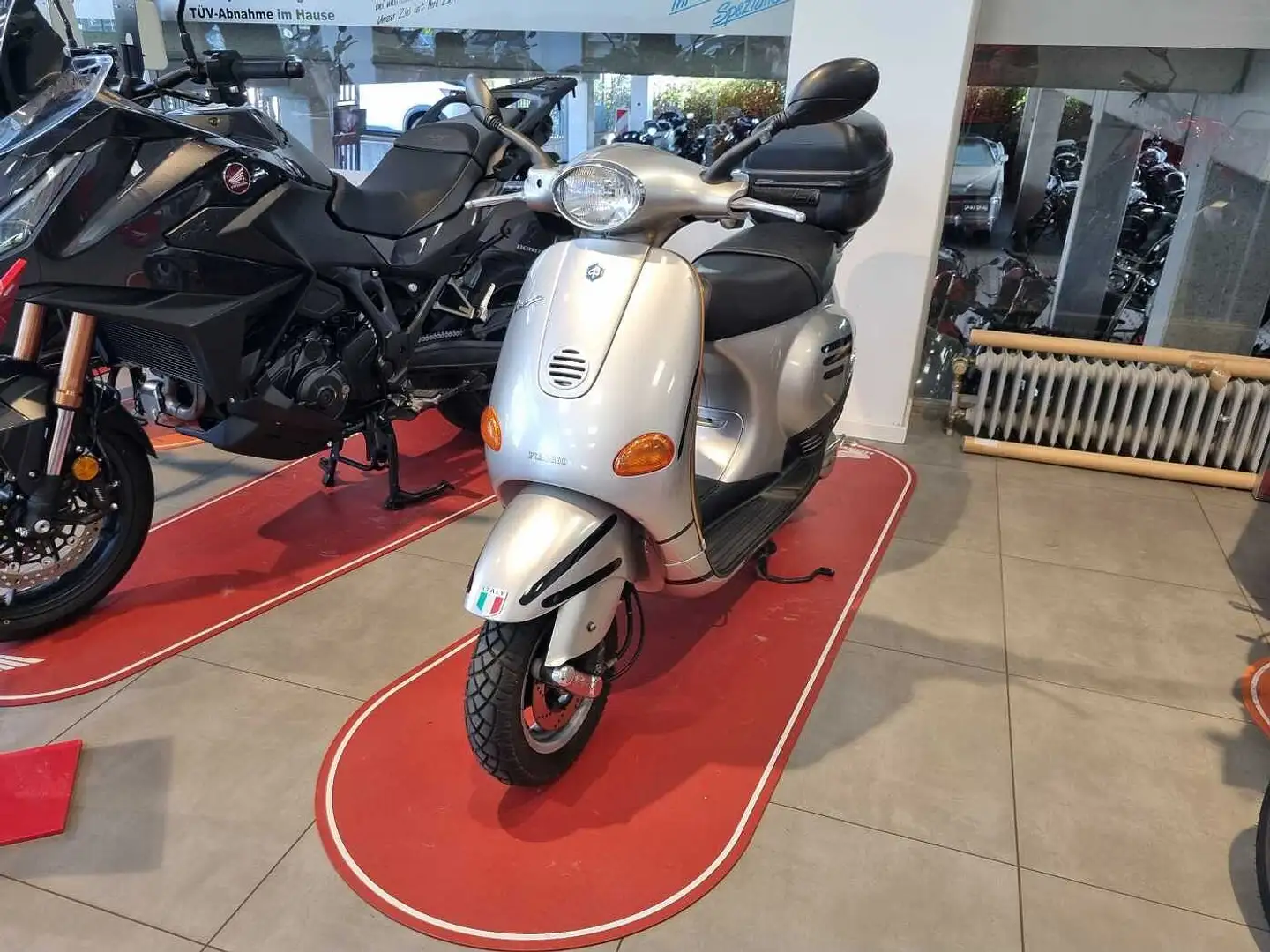 Piaggio Vespa C16 Plateado - 2