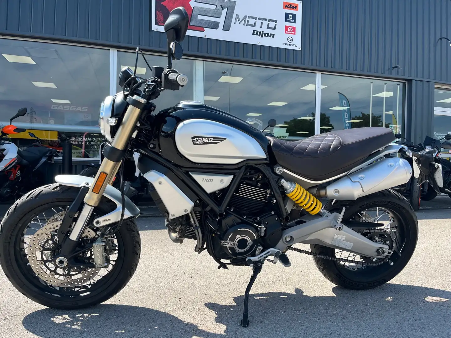 Ducati Scrambler Zwart - 1