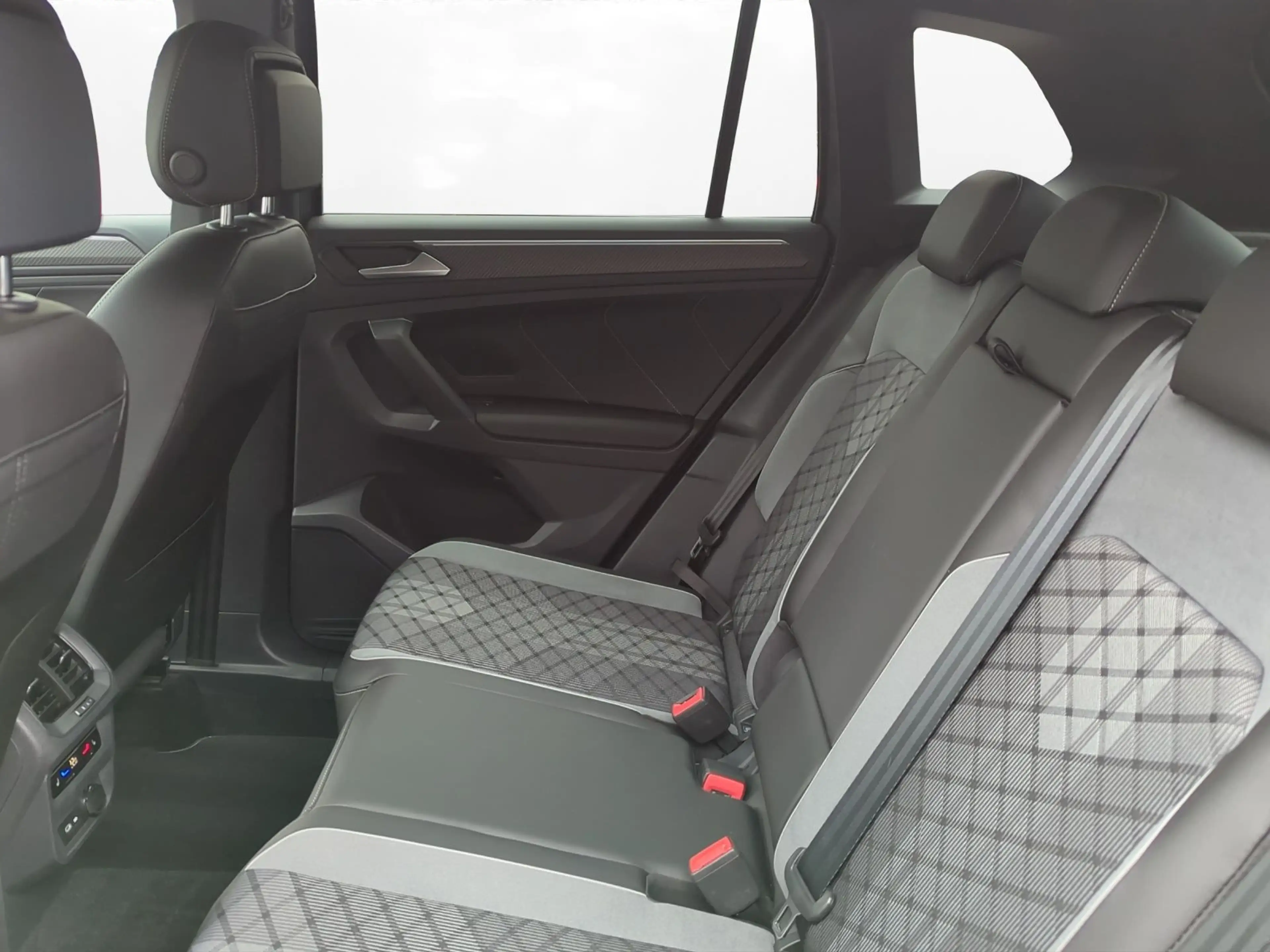 Volkswagen Tiguan 2.0 TDI R-Line 4Motion — photo 3