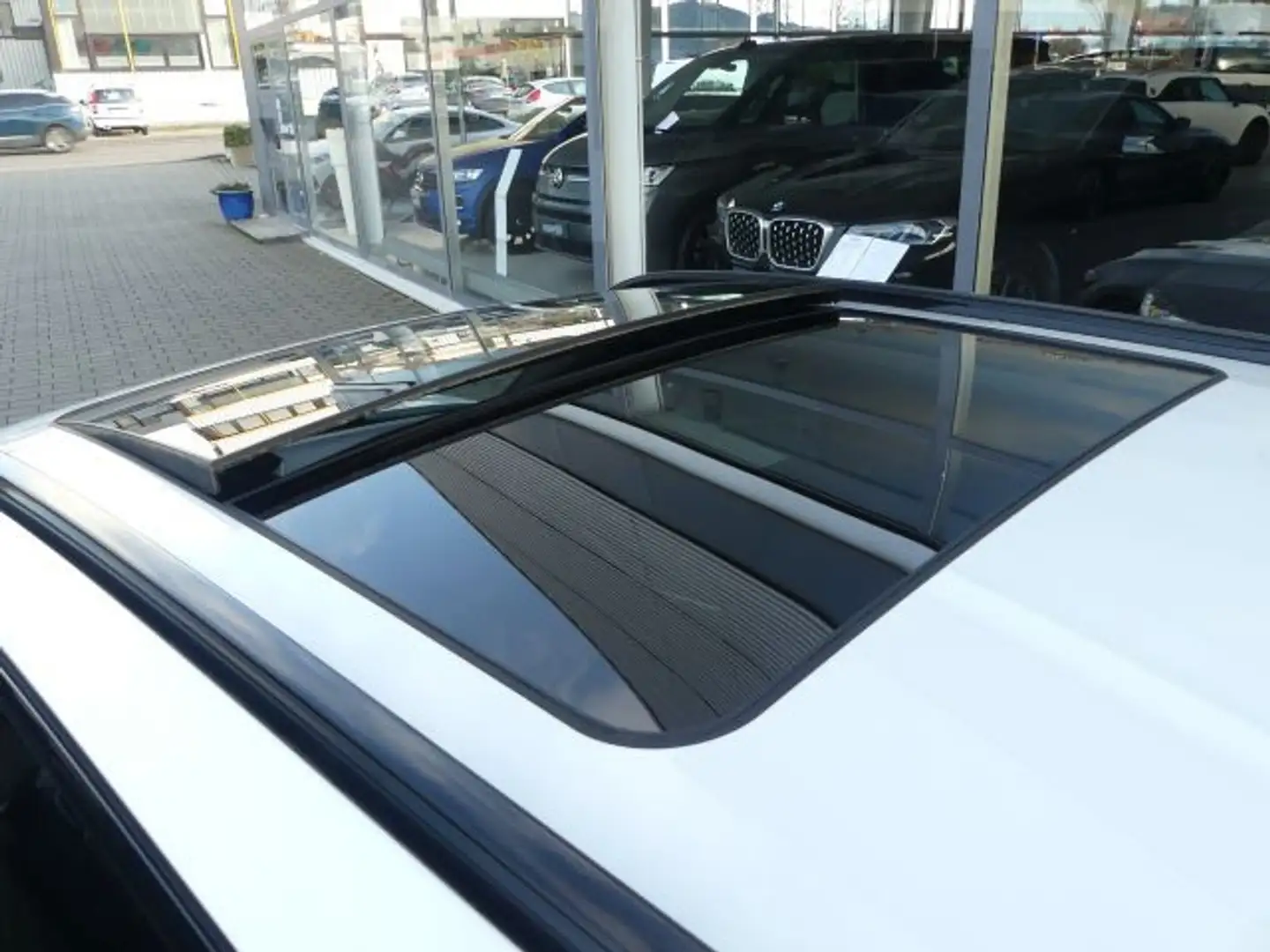 BMW 330 eDrive Tour M Sportp.°Pano° AHK°AdLED°elSitz Blanco - 2