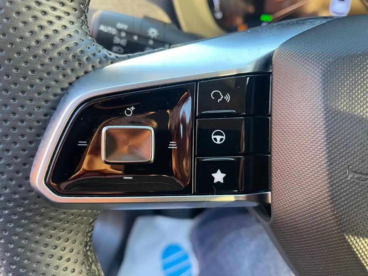 MG ZS 1.5 Hybrid+145 kWLuxury Automatik/Navi/Kamera 22