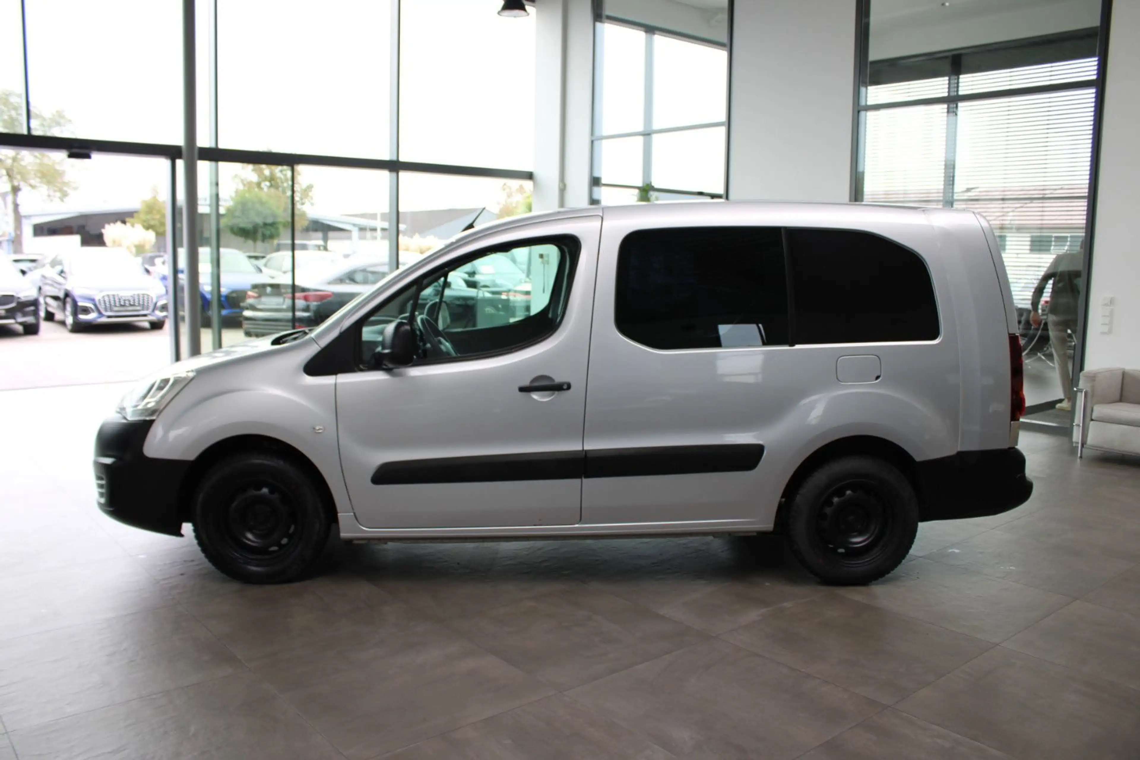Peugeot Partner PARTNER PRO BLUE-HDI 5-SITZER & KASTEN & EXTRA`S — photo 3