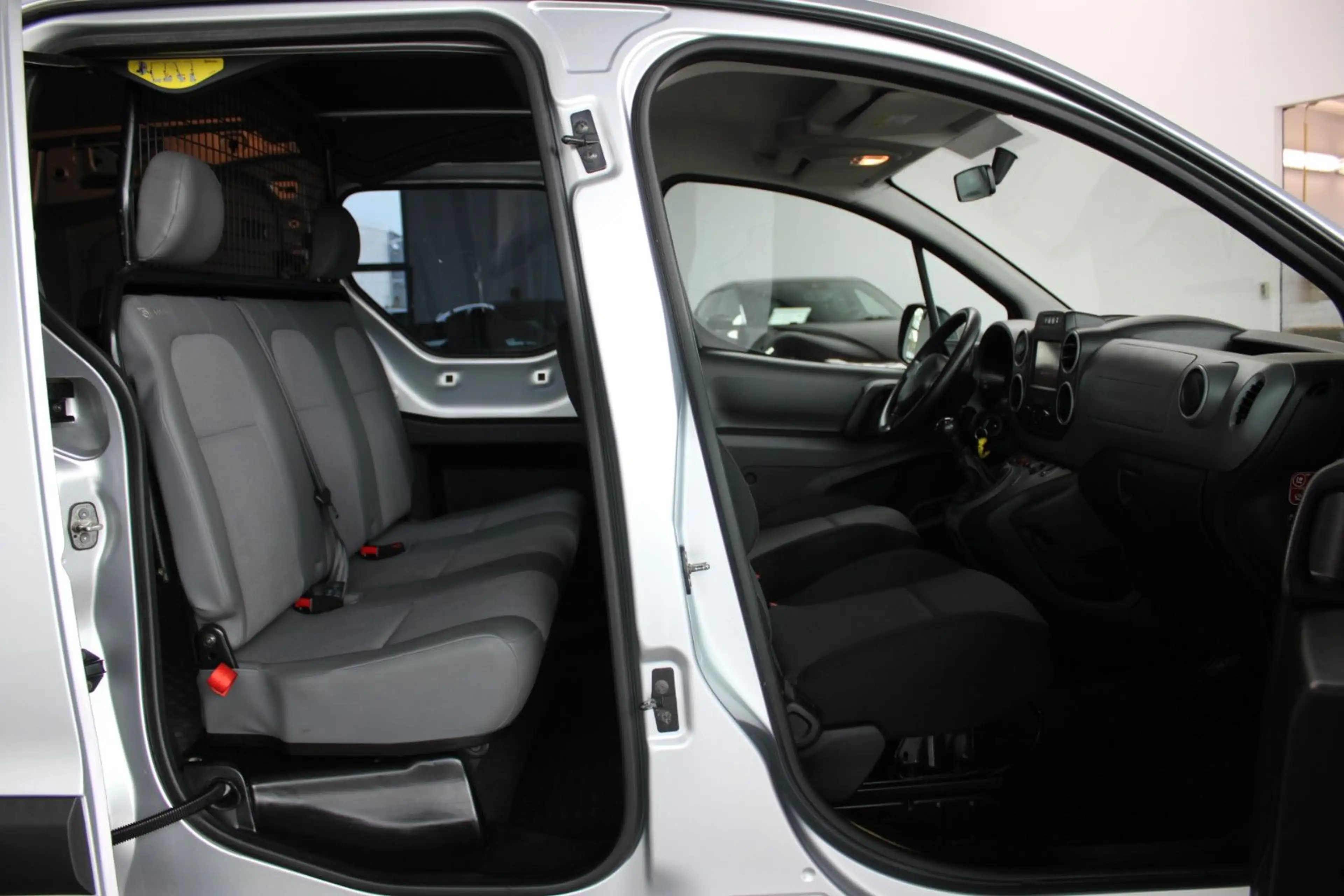 Peugeot Partner PARTNER PRO BLUE-HDI 5-SITZER & KASTEN & EXTRA`S — photo 14