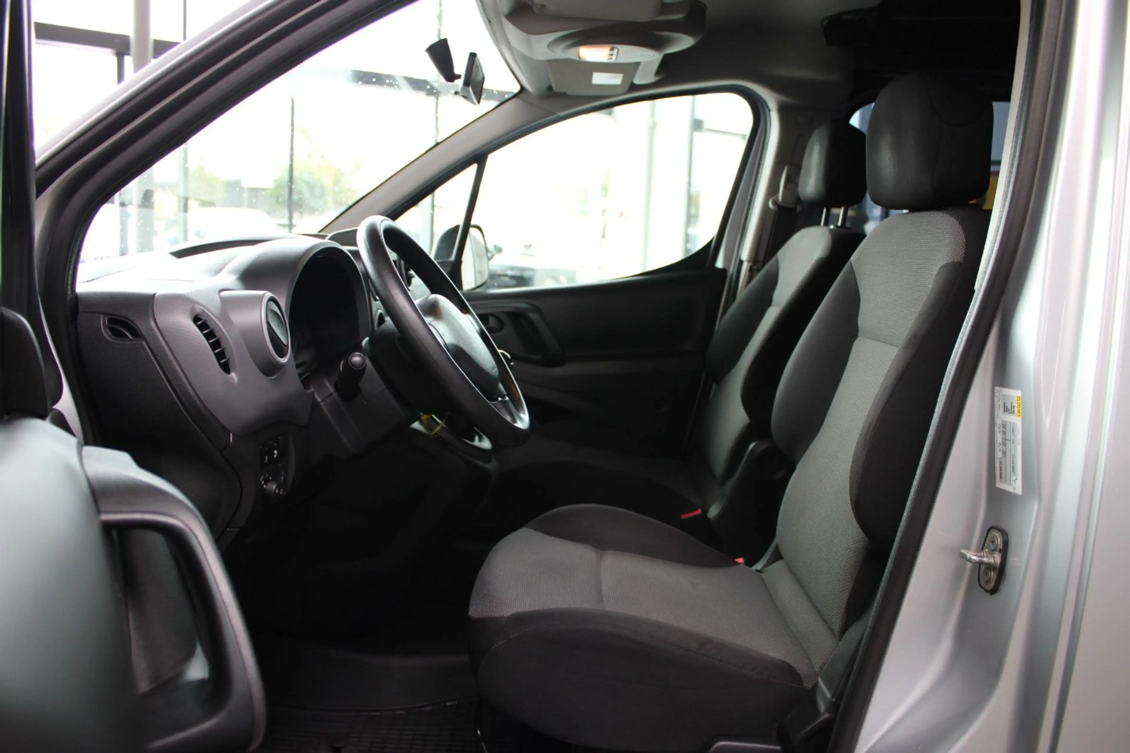 Peugeot Partner PARTNER PRO BLUE-HDI 5-SITZER & KASTEN & EXTRA`S — photo 4