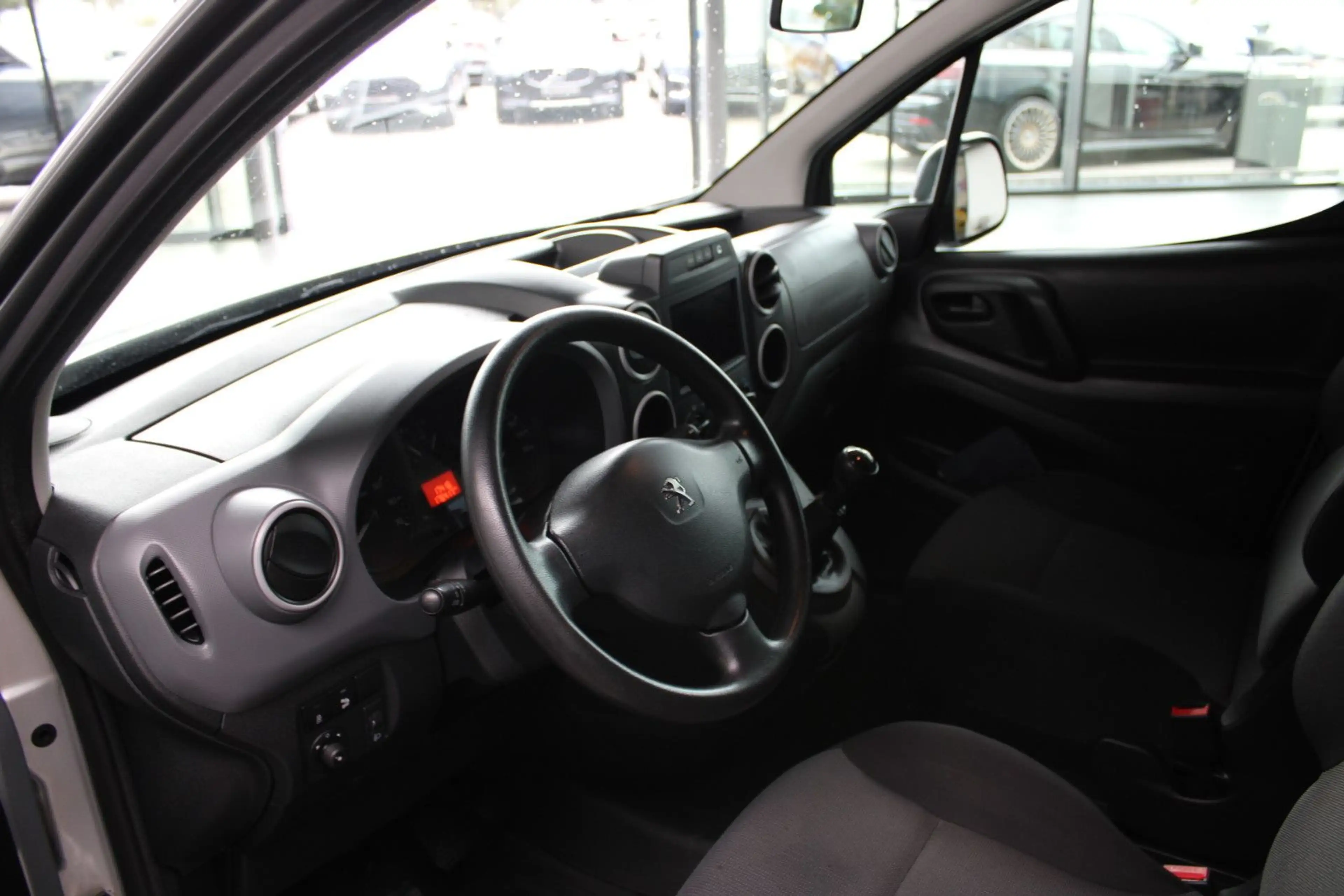 Peugeot Partner PARTNER PRO BLUE-HDI 5-SITZER & KASTEN & EXTRA`S — photo 2