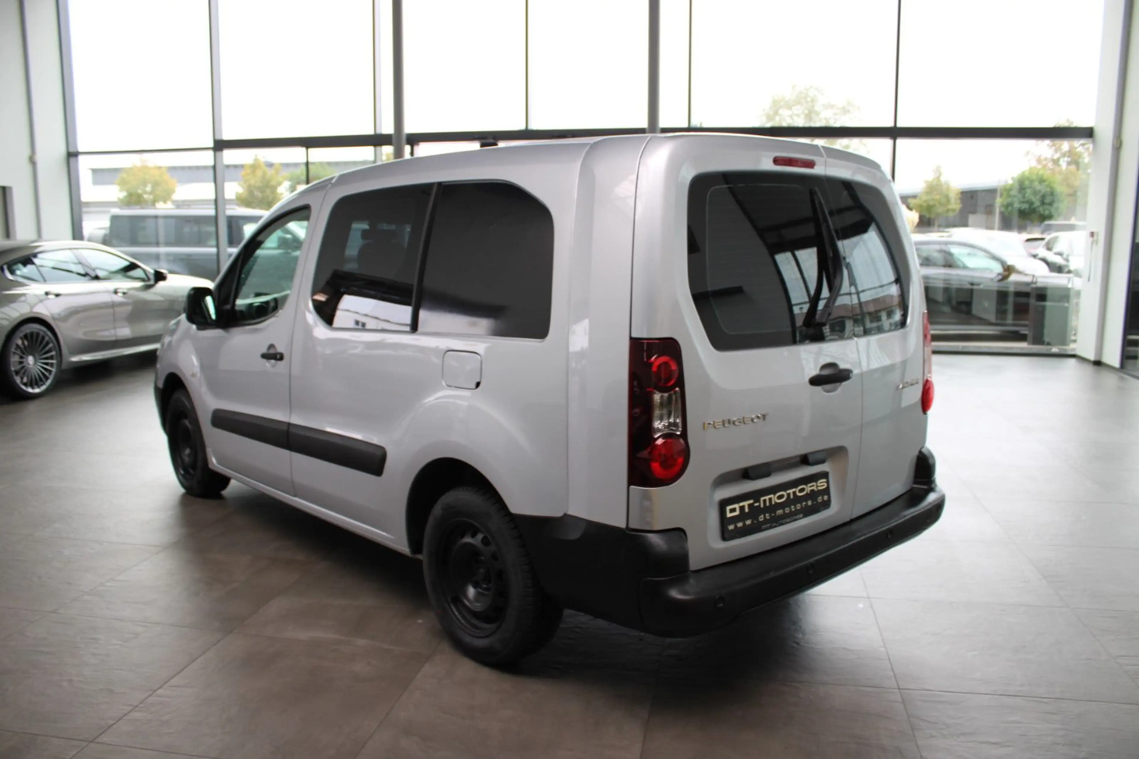 Peugeot Partner PARTNER PRO BLUE-HDI 5-SITZER & KASTEN & EXTRA`S — photo 5