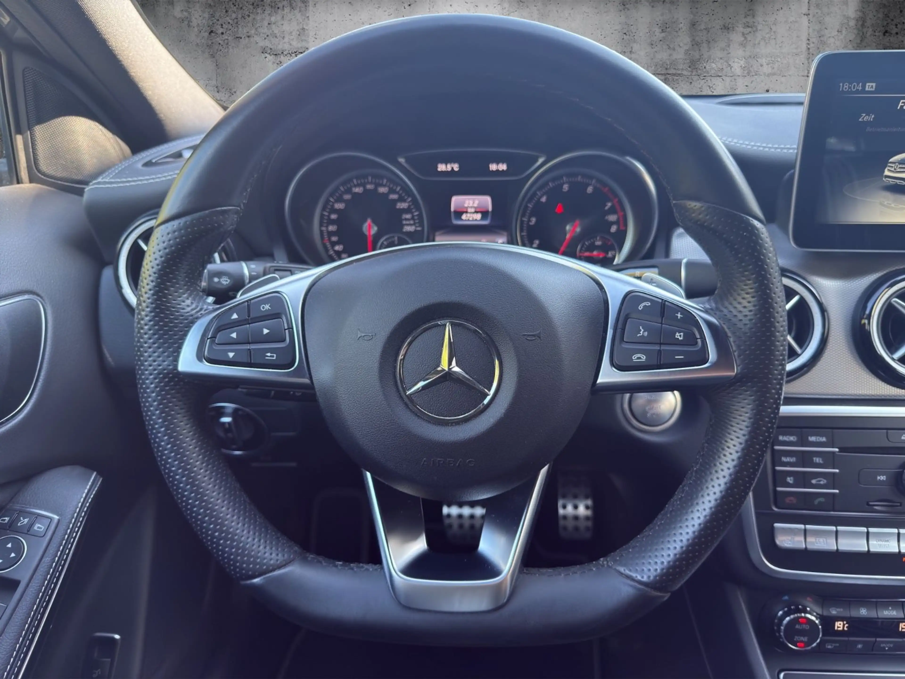 Mercedes-Benz GLA 220 4Matic *AMG*AHK*NAVI*LED*TEMP*EDITION — photo 13