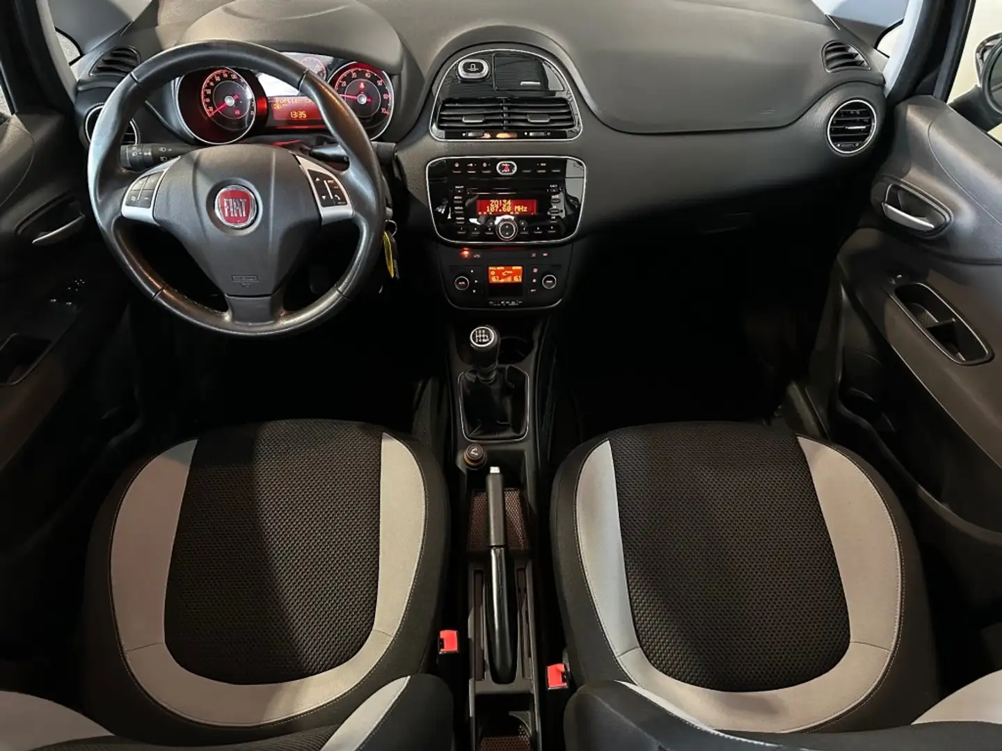 Fiat Punto 0.9 TWINAIR EASY RIJKLAAR l LMV l CLIMATE l CRUISE Black - 2