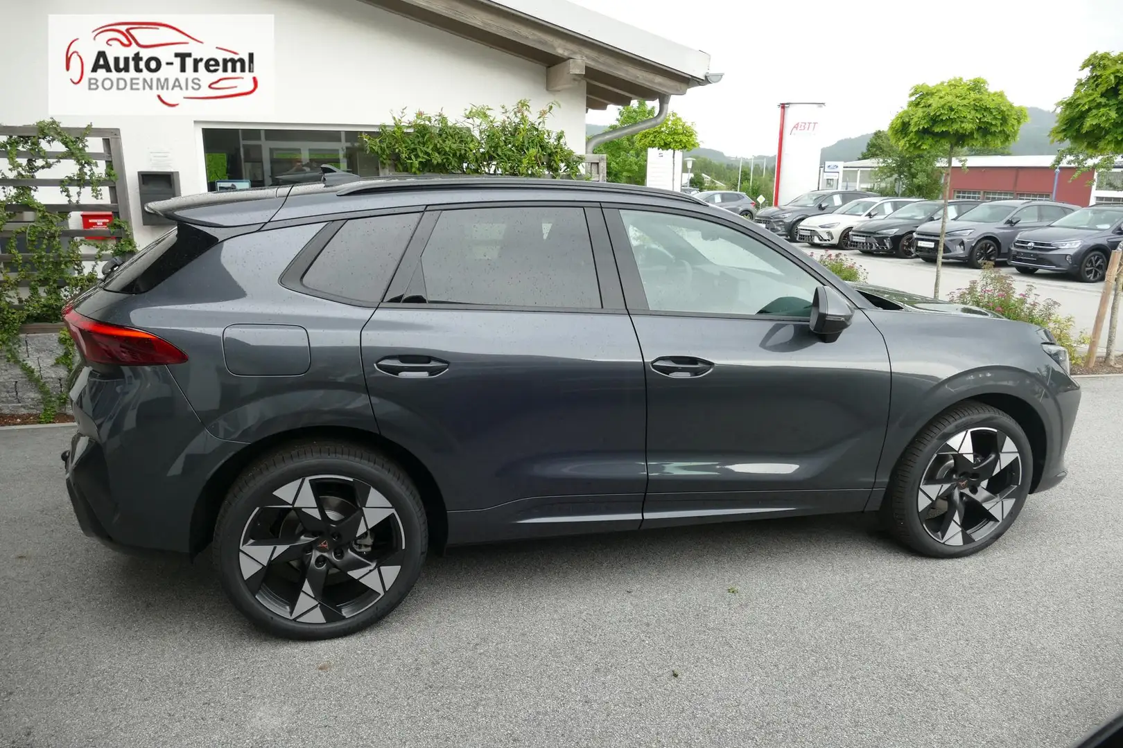 CUPRA Terramar 1.5 e-TSI 150 PS DSG AHK Matrix 20" Gravity Din... Grau - 2