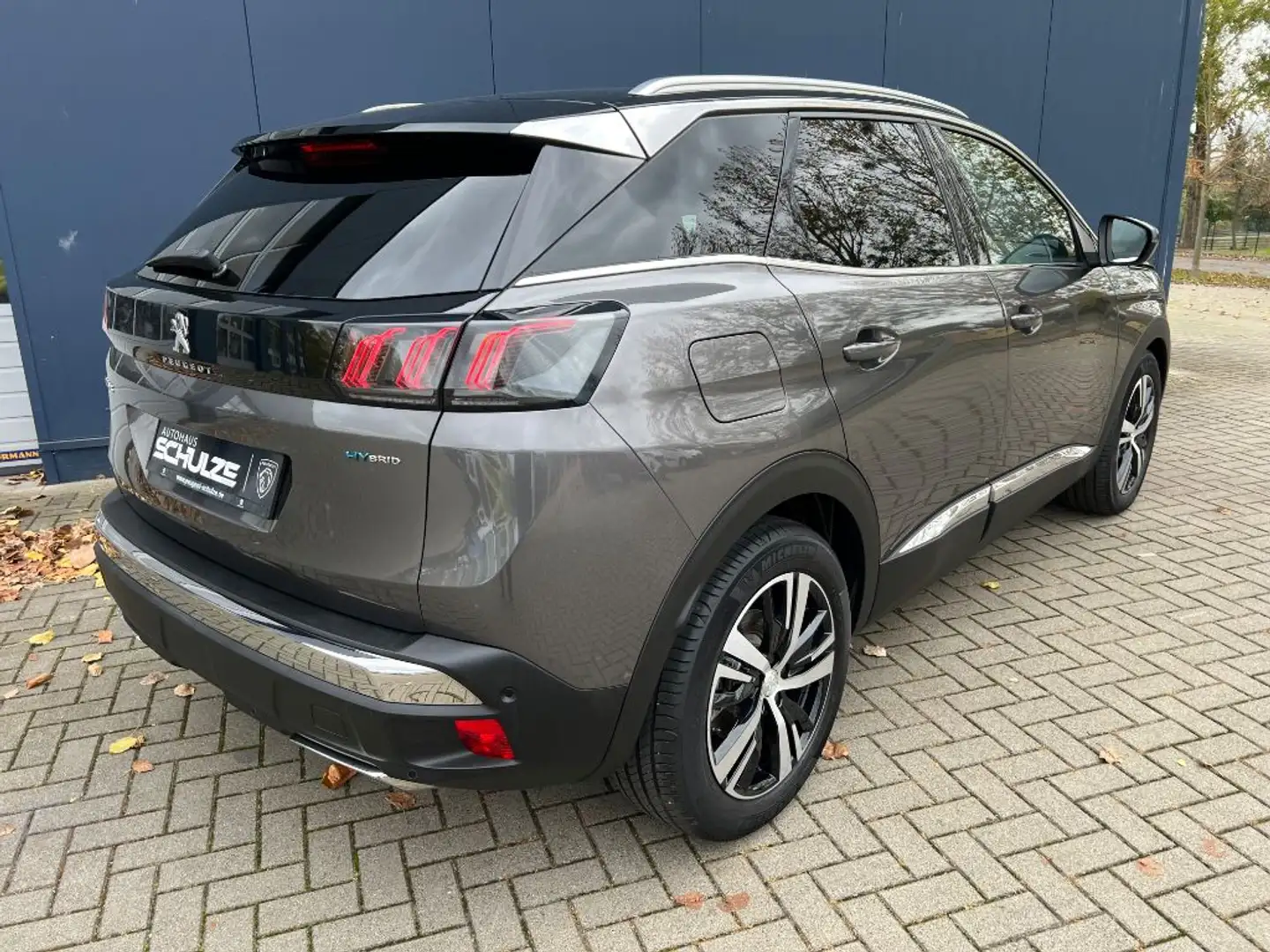 Peugeot 3008 Hybrid 225 e-EAT8 GT Grau - 2