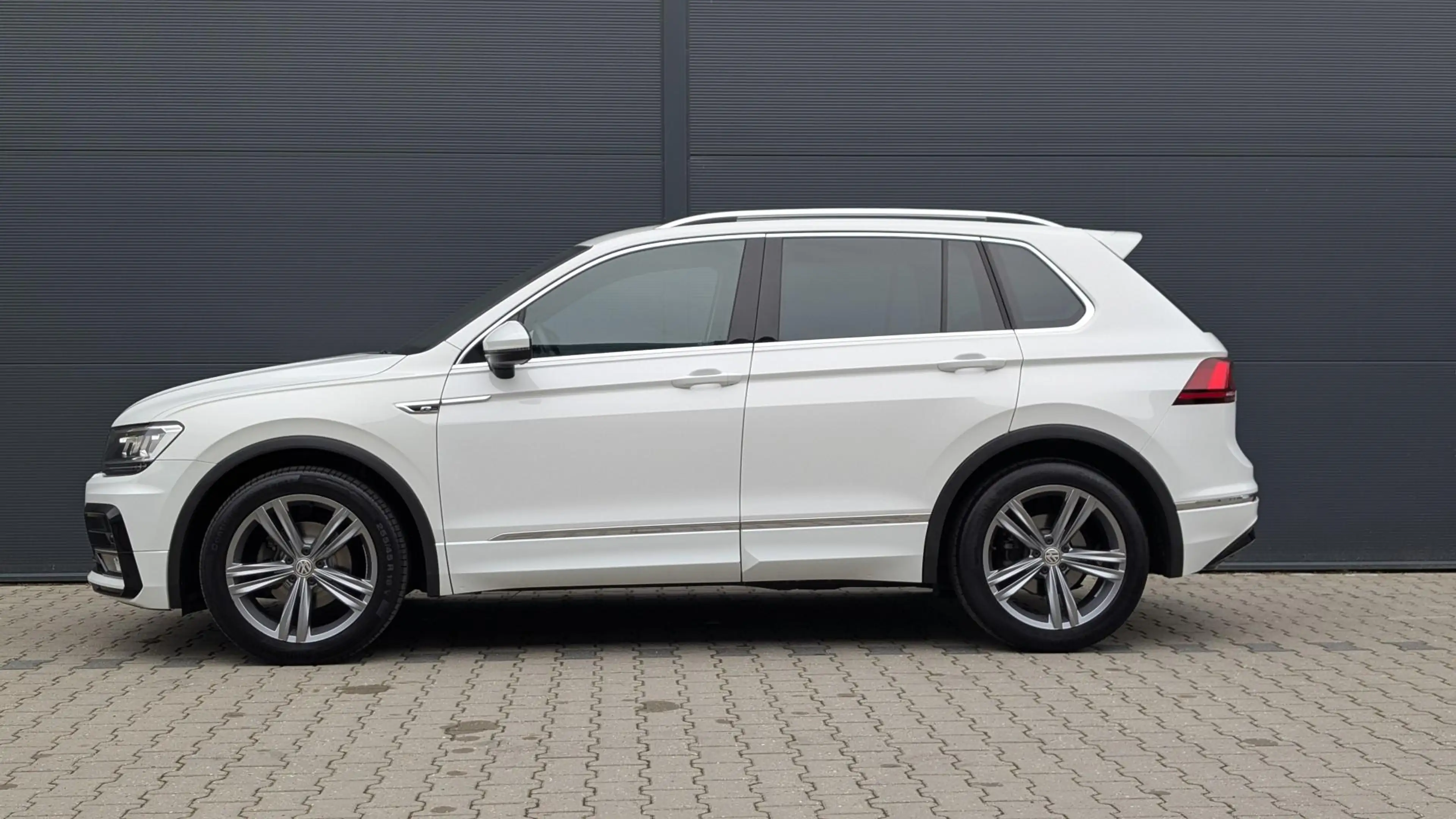 Volkswagen Tiguan 1.5 TSI 130pk R-Line Business | Navigatie | Adapti — photo 12
