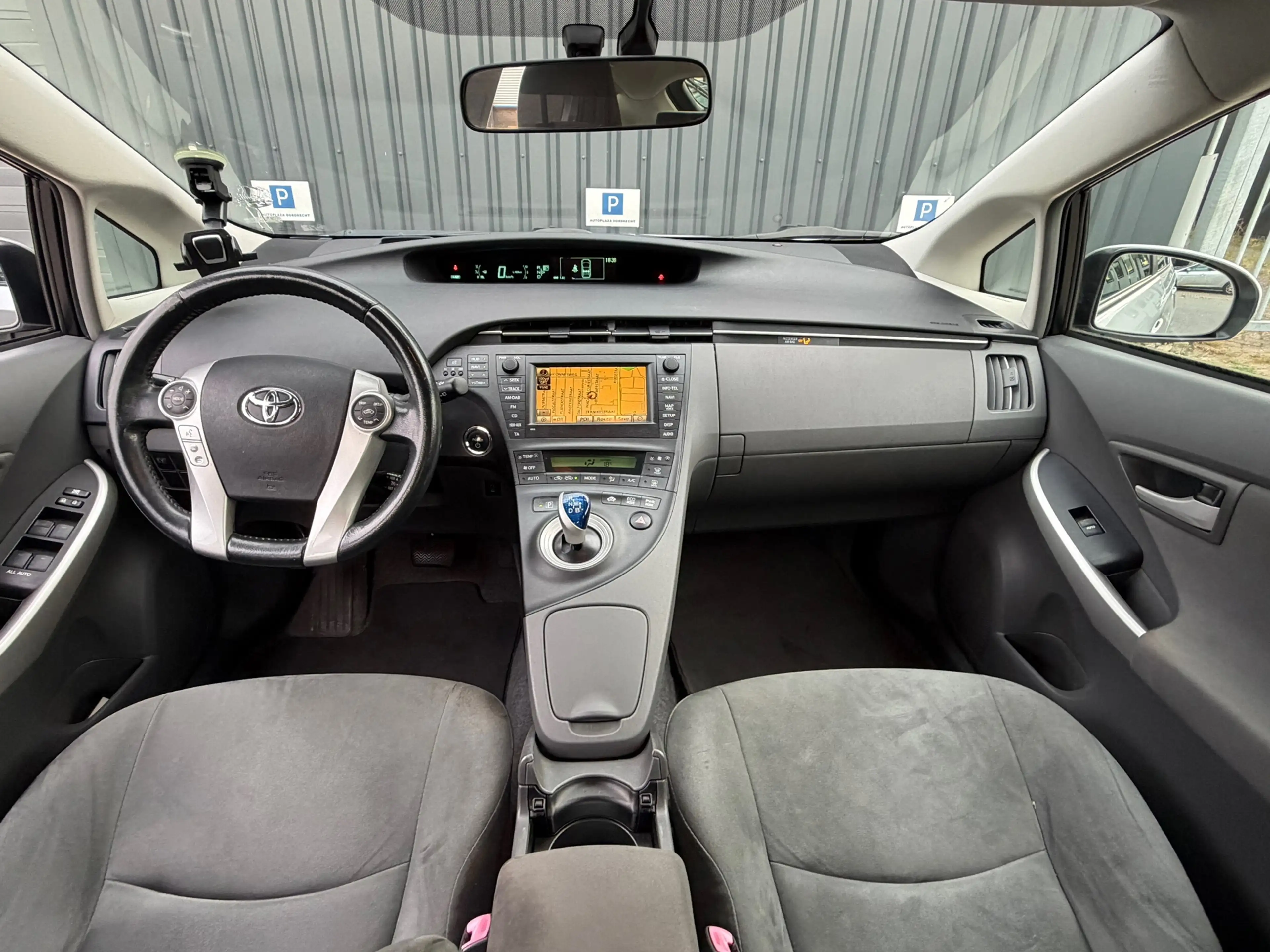 Toyota Prius 1.8 Dynamic|Camera|Trekhaak|Navi|Head-UP|Massage|D — photo 3