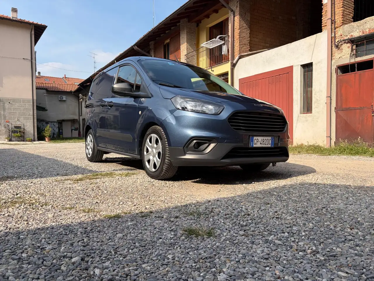 Ford Transit Courier — photo 1 of 8