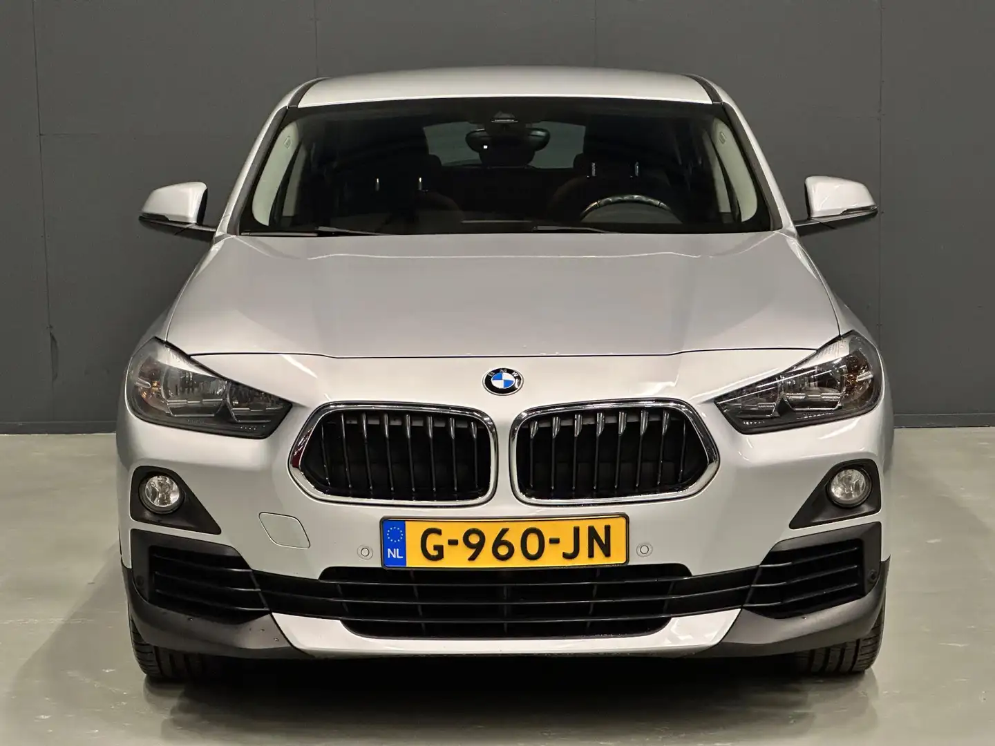 BMW X2 1.8i sDrive Lefhebber Edition AUTOMAAT NAVI/STOELV Gris - 2