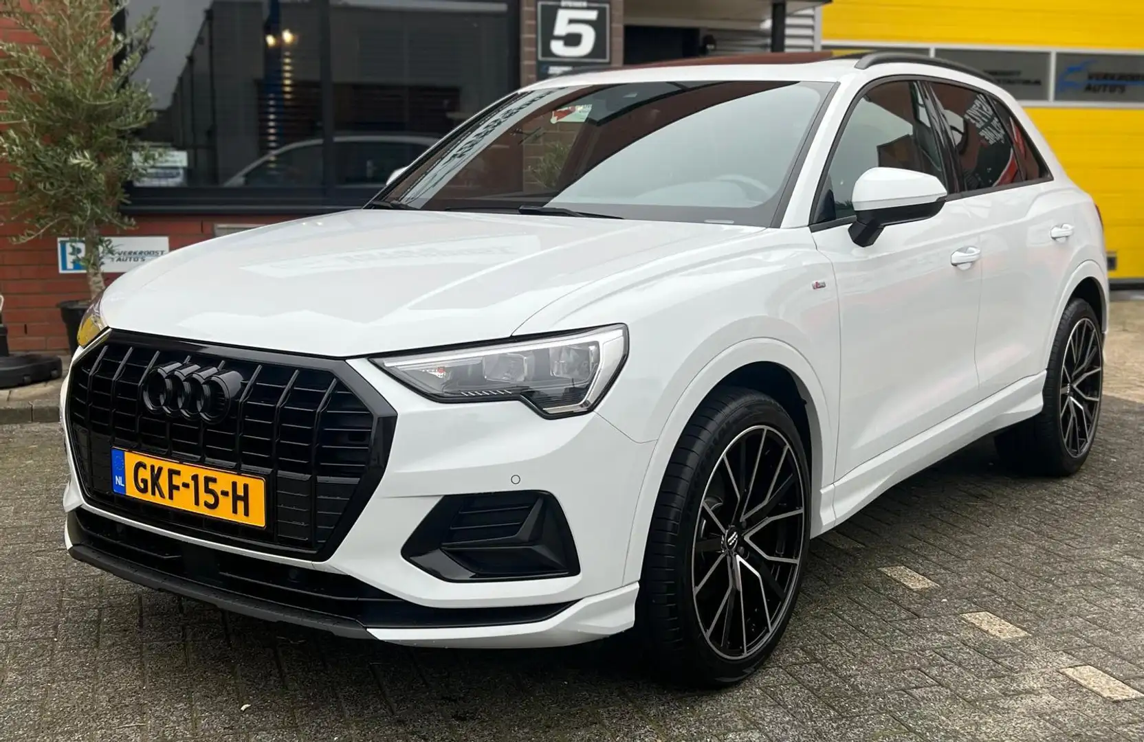 Audi Q3 35 TFSI Pro Line business. pano. stoelverwarming. Wit - 2