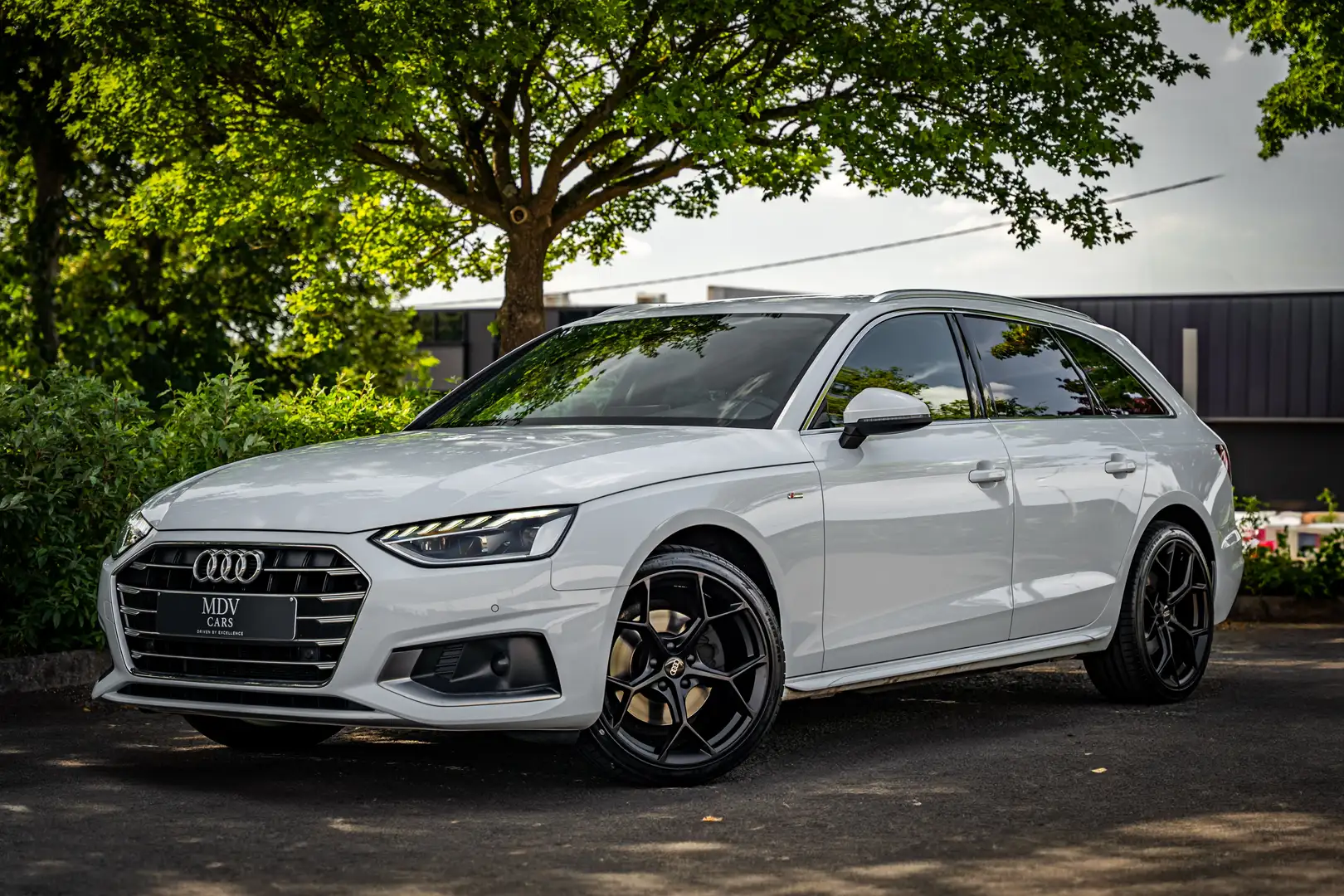 Audi A4 S-LINE*LOOK Wit - 1