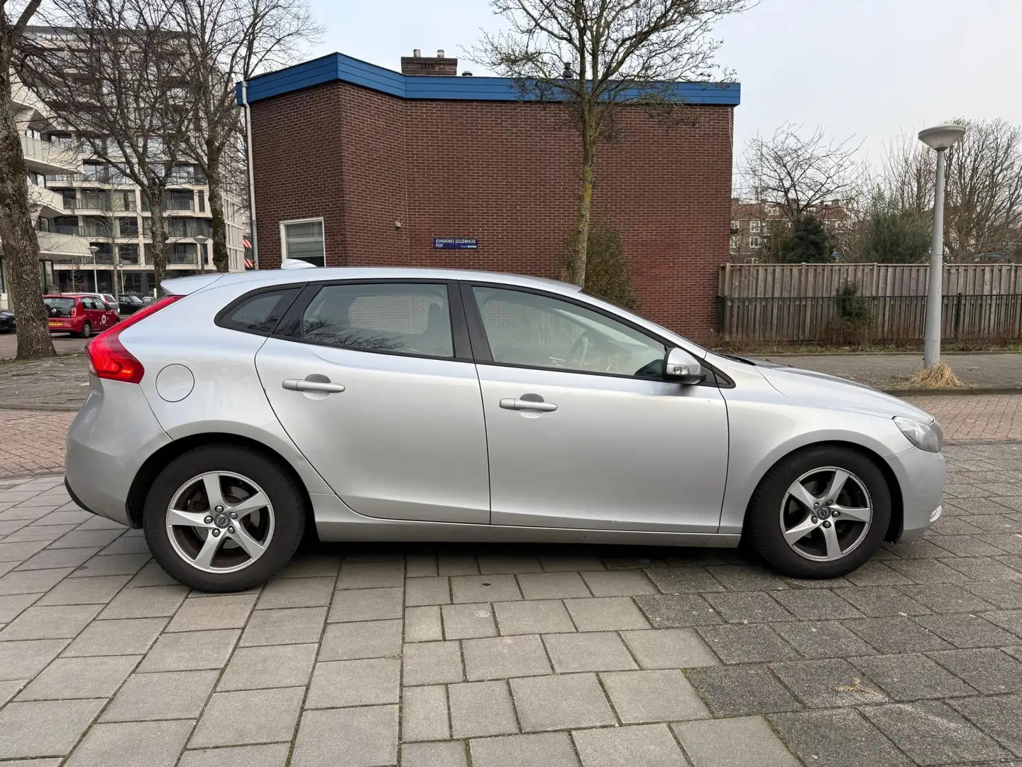 Volvo V40 1.6 D2 Momentum Business NW APK Grau - 2