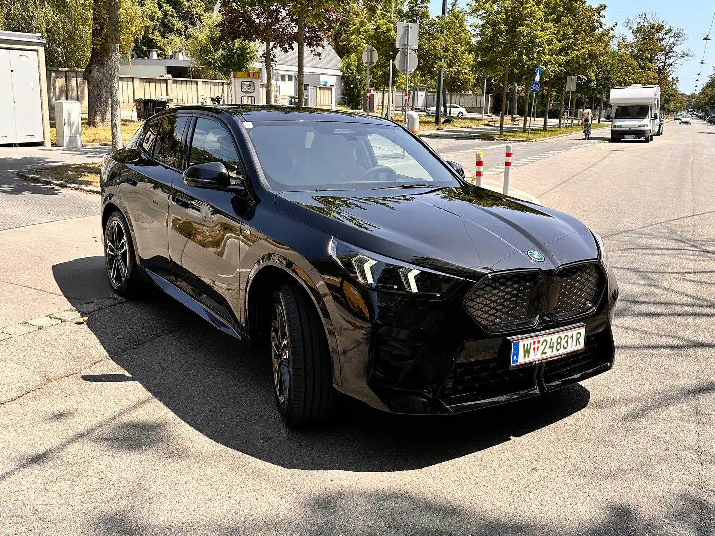 BMW iX2 iX2 xDrive30 66,5kWh Schwarz - 1