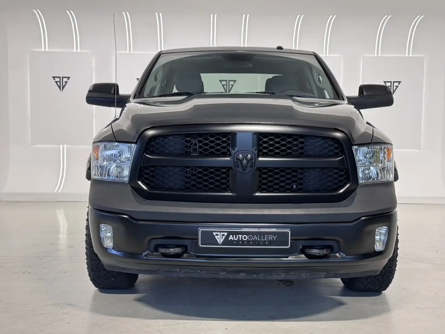 Dodge RAM 5.7L V8 Laramie AWD Gris - 2