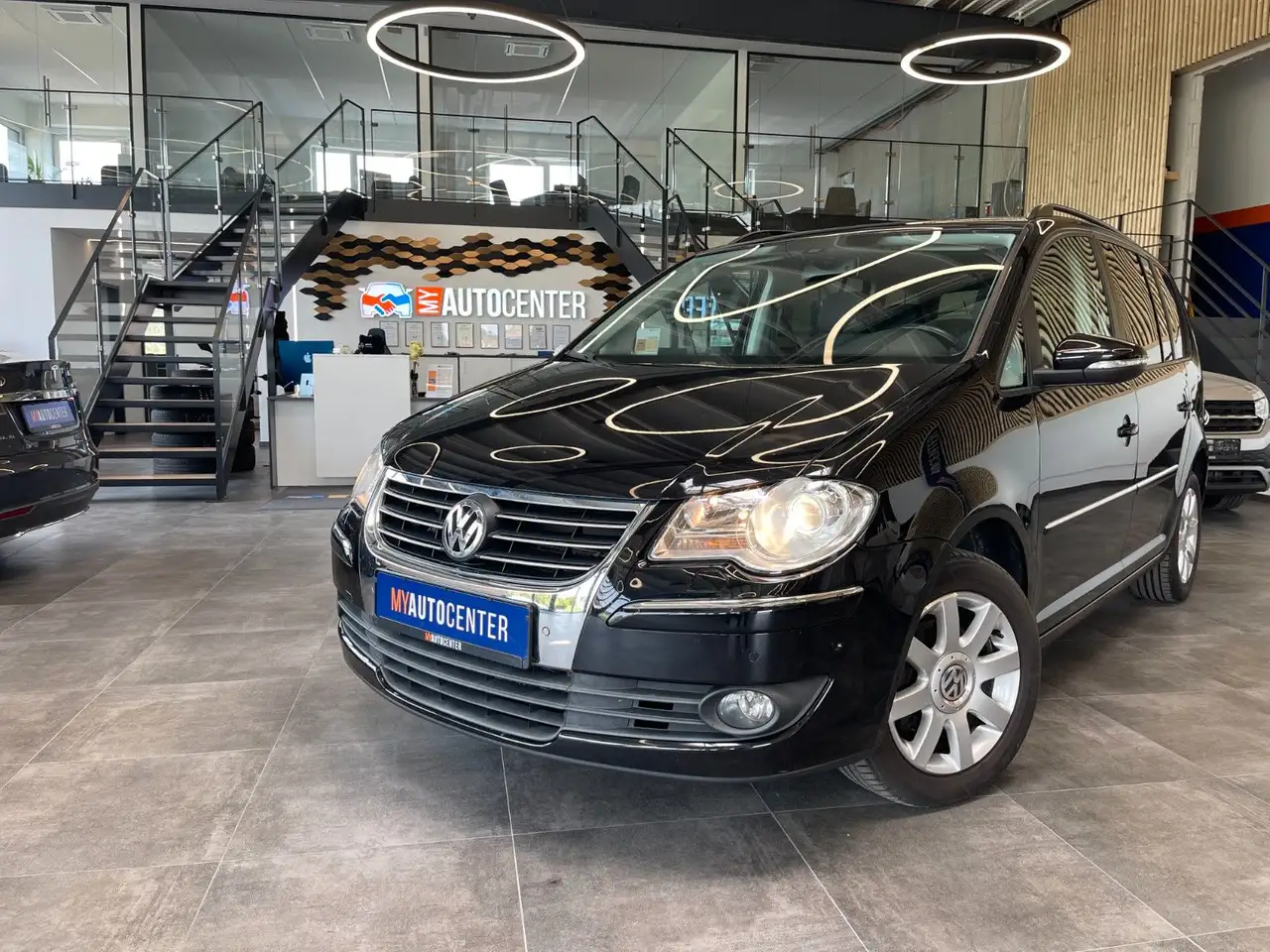 Volkswagen Touran Monovolume in Zwart tweedehands in Pfaffenhofen an der Ilm voor € 7.499,-