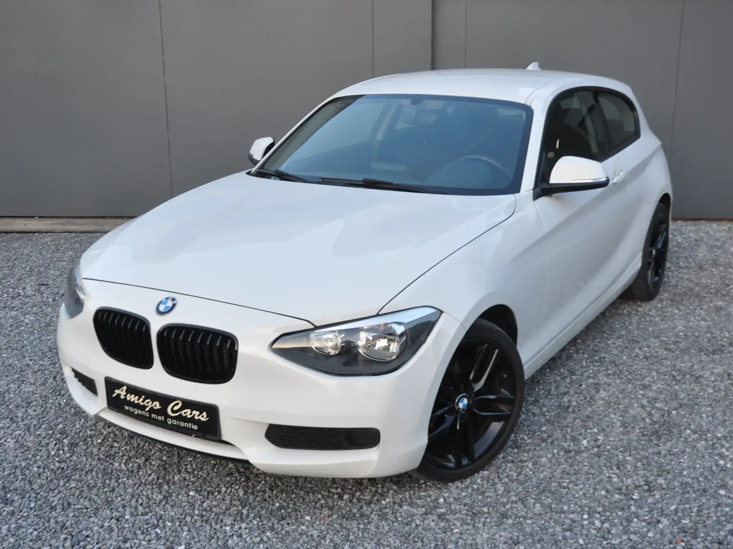 BMW 114 114i - zwarte alu velgen 18"- NAVIGATIE Wit - 2