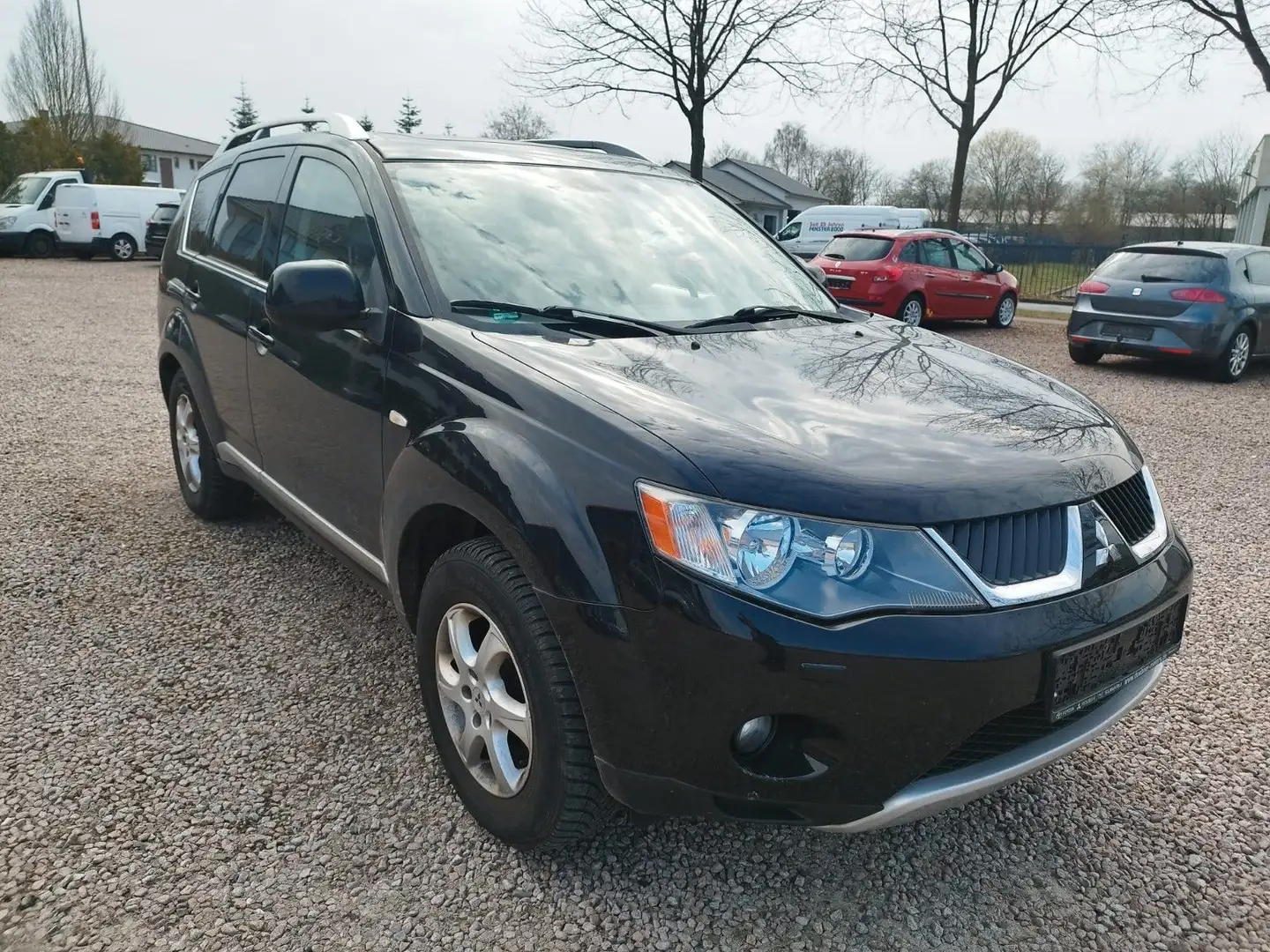 Mitsubishi Outlander 2.2 DI-D Instyle Schwarz - 1