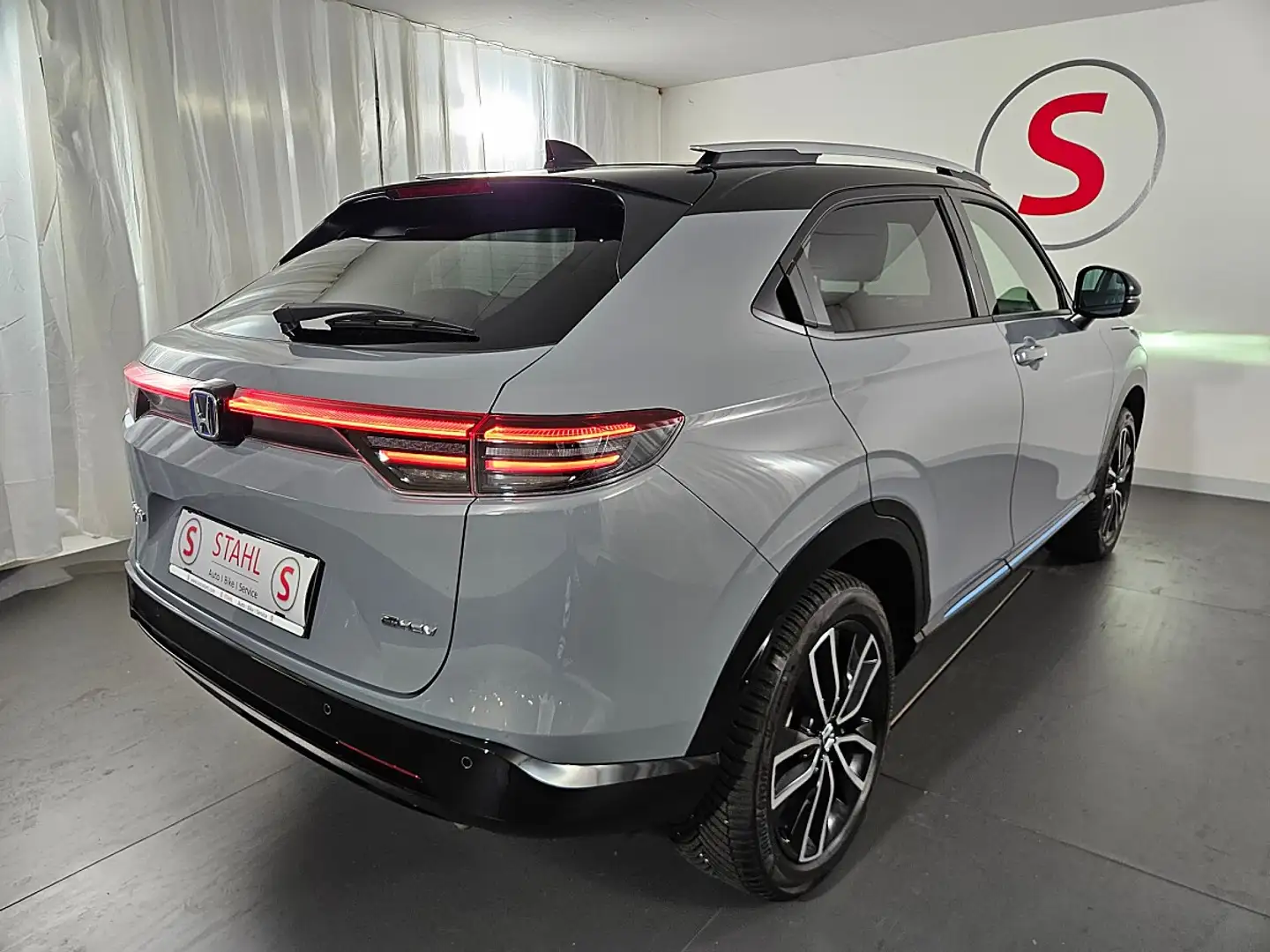 Honda HR-V Hybrid Advance Style Aut. | Auto Stahl Wien 23 Grau - 2
