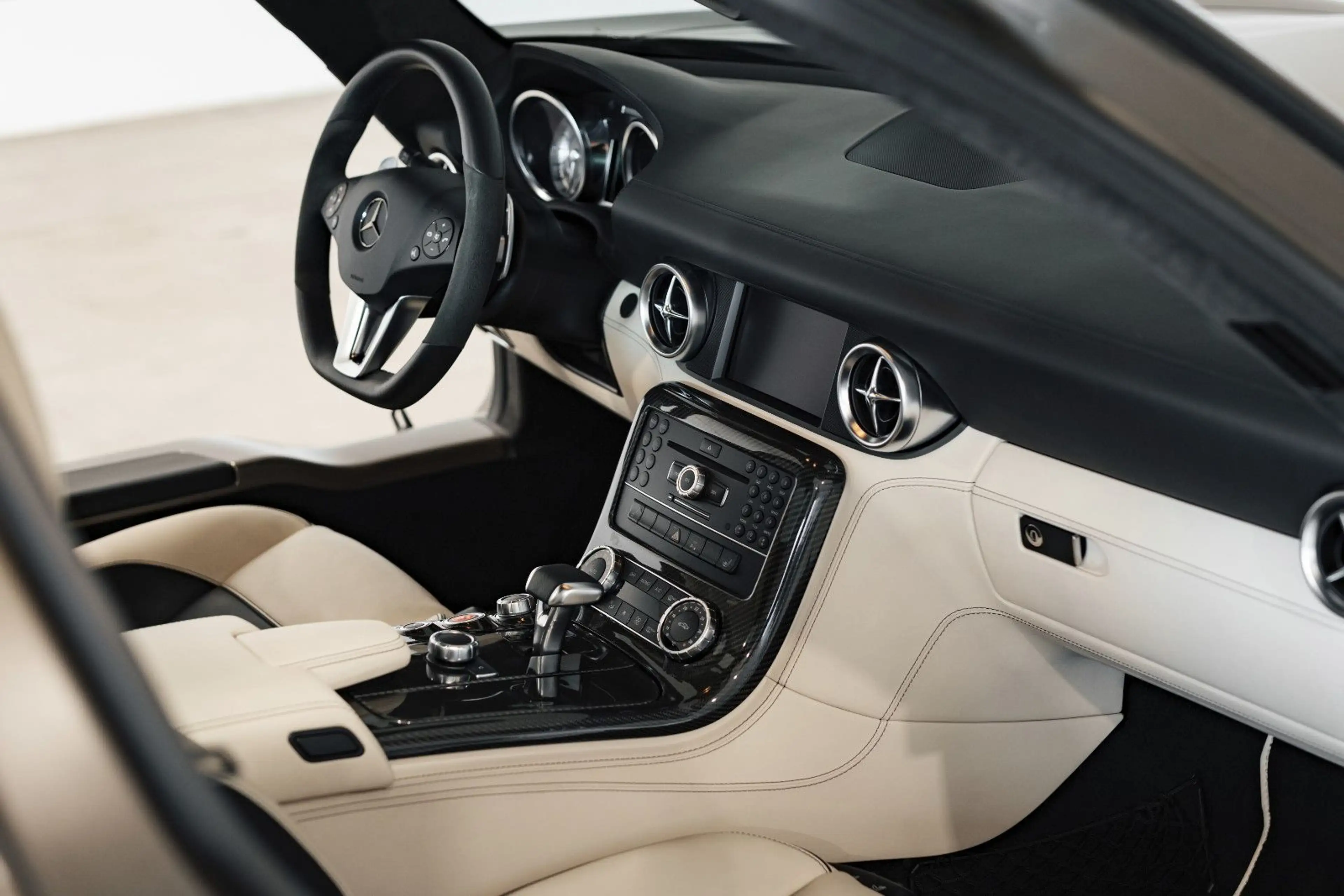 Mercedes-Benz SLS Coupe Designo Magno — photo 14